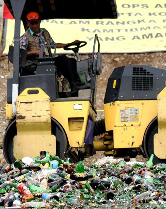 4.022 botol Miras Sitaan Dimusnahkan Bea Cukai