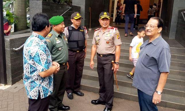Polda Jabar Pantau Misa di Gereja Katedral