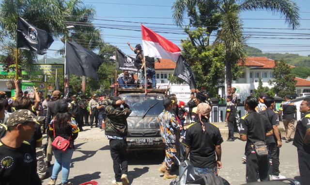 Ratusan Massa Geruduk PN Bale Bandung
