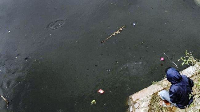 Sampah di Tanggul Sungai Citarik Menggunung Sampah di Tanggul Sungai Citarik Menggunung