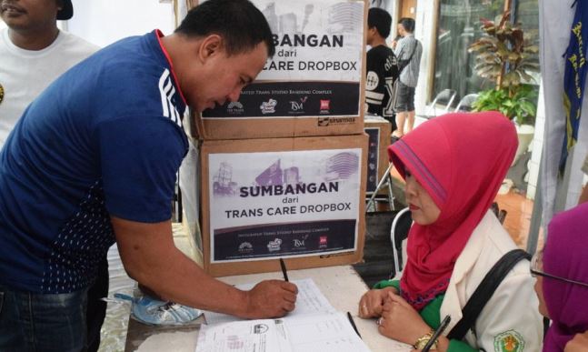 DKM Trans Salurkan Bantuan Kepada Warga Karees