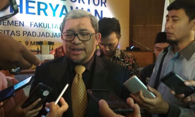 Aher Raih Gelar Doktor dengan Nilai Cum Laude