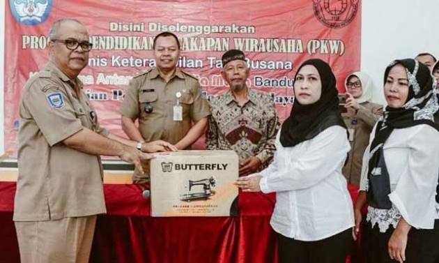 Tumbuhkan Kreativitas Untuk Berwirausaha Tumbuhkan Kreativitas Untuk Berwirausaha