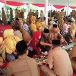 Makan Bersama Beralaskan Daun Pisang dengan Menu Khas Sunda 