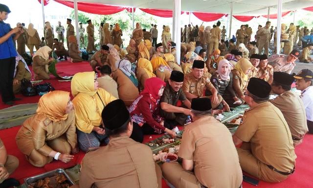 Makan Bersama Beralaskan Daun Pisang dengan Menu Khas Sunda 
