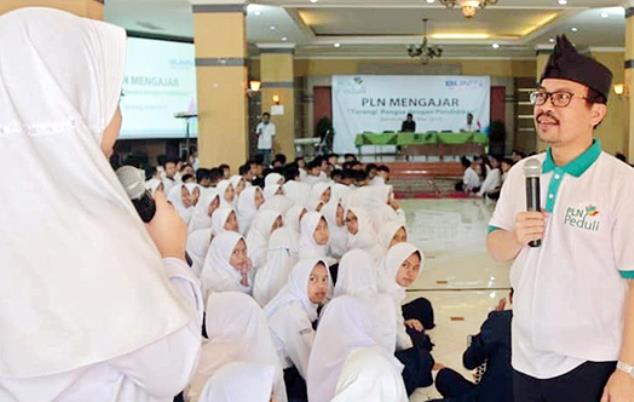 Salurkan Bantuan Lewat PLN Mengajar