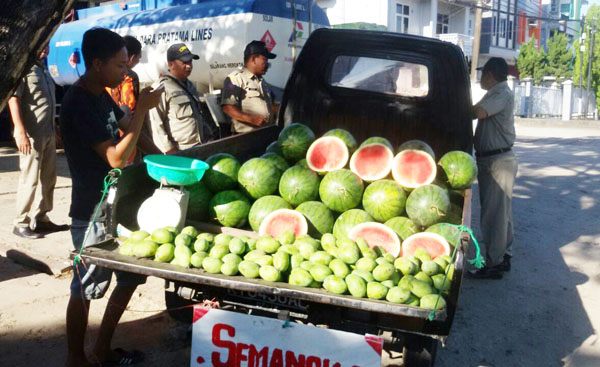 Satpol, Siap Tindak Moko di Bandung pkl-buah