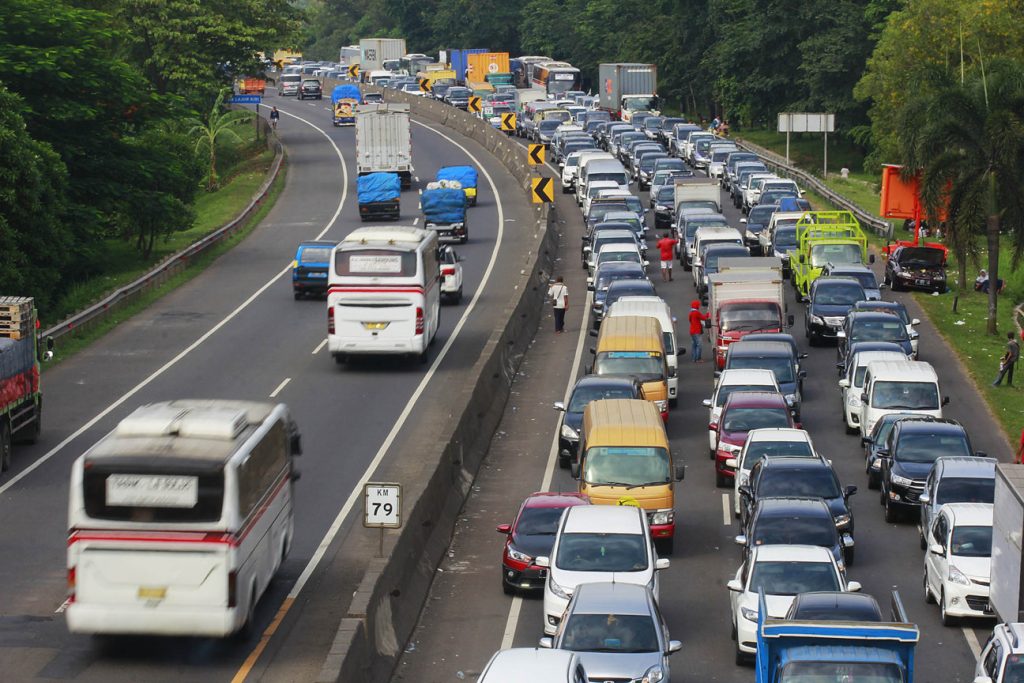 Perintahkan Pelayanan dengan Senyuman MASIH MENUMPUK: Antrian kendaraan menuju gerbang tol Ciganea Purwakarta terlihat mengekor sampai ratusan meter.