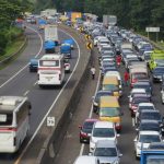 MASIH MENUMPUK: Antrian kendaraan menuju gerbang tol Ciganea Purwakarta terlihat mengekor sampai ratusan meter.