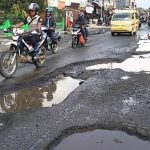 Jalan Pameungpeuk- Baleendah Rusak Berat