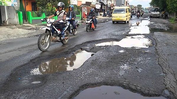 Jalan Pameungpeuk- Baleendah Rusak Berat