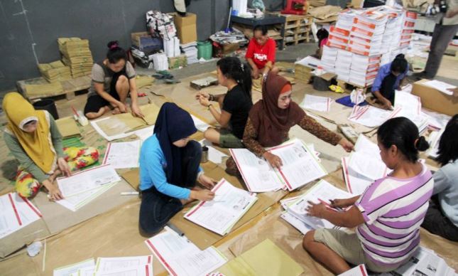 KPU Cimahi Lakukan Pengecekan Surat Suara KPU Cimahi Lakukan Pengecekan Surat Suara