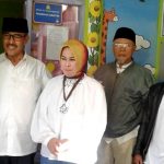 HADIR DI TPS: Bupati nonaktif Abubakar saat nyoblos di TPS yang tidak jauh dari rumahnya di sekitaran Lembang kemarin.