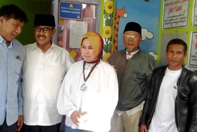 Abubakar Nyoblos di TPS Lembang HADIR DI TPS: Bupati nonaktif Abubakar saat nyoblos di TPS yang tidak jauh dari rumahnya di sekitaran Lembang kemarin.