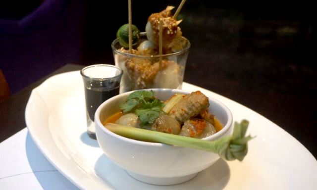 Menikmati Jajanan Pasar di Fox Harris Bandung