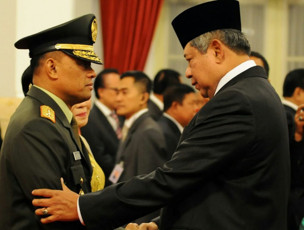Aksi Cium Tangan Gatot ke SBY Tak Perlu Diartikan Berlebihan Aksi Cium Tangan Gatot ke SBY Tak Perlu Diartikan Berlebihan