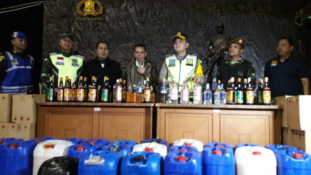 Malam Lebaran, Polres Cimahi Amankan 500 Botol Miras dan 27 Jerigen Tuak