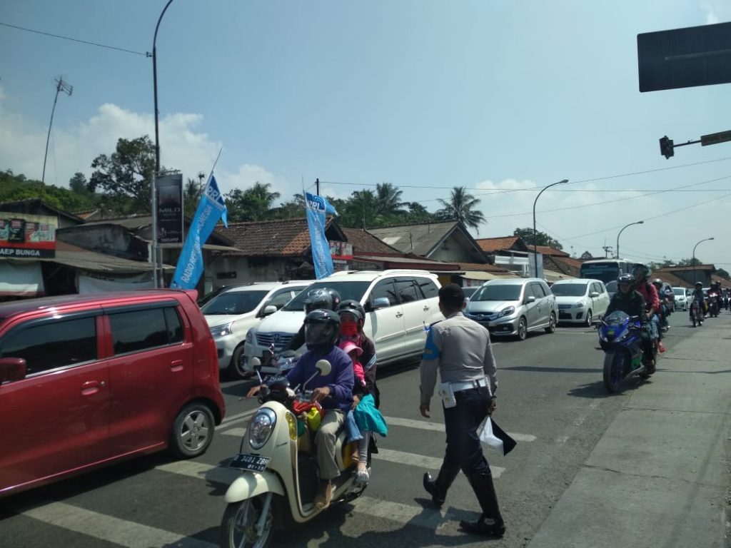 Kepadatan Kendaraan Masih Terjadi di Jalur Nagreg pada H+2 Lebaran 2018 Kepadatan Kendaraan Masih Terjadi di Jalur Nagreg pada H+2 Lebaran 2018