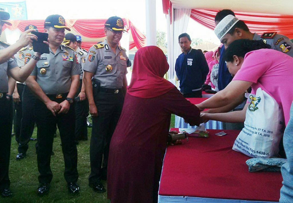 Sespim Gelar Baksos Bazar Murah