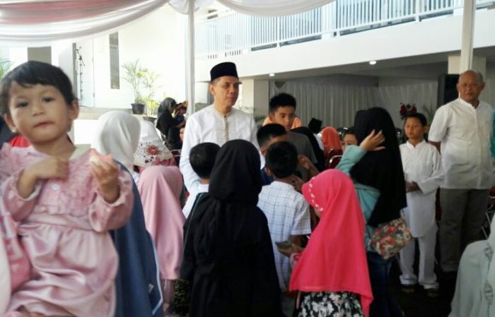 Gelar Open House, Wali Kota Cimahi Bagikan Angpau