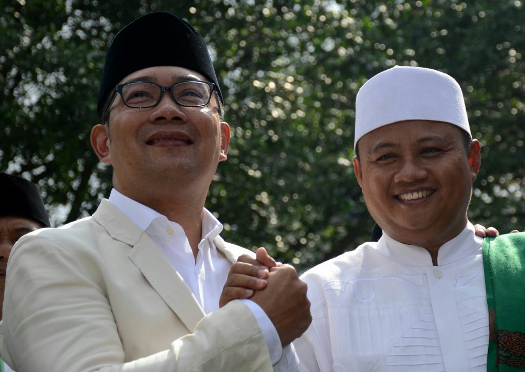 PAPARKAN PROGRAM: Cagub nomor urut satu Ridwan Kamil dan wakil Uu Ruzhanul Ulum saat bersalaman, beberapa waktu lalu.