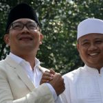 PAPARKAN PROGRAM: Cagub nomor urut satu Ridwan Kamil dan wakil Uu Ruzhanul Ulum saat bersalaman, beberapa waktu lalu.