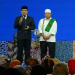 Pasangan RINDU Sapa Penonton Debat dengan Bahasa Isyarat