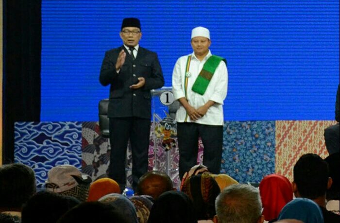Pasangan RINDU Sapa Penonton Debat dengan Bahasa Isyarat