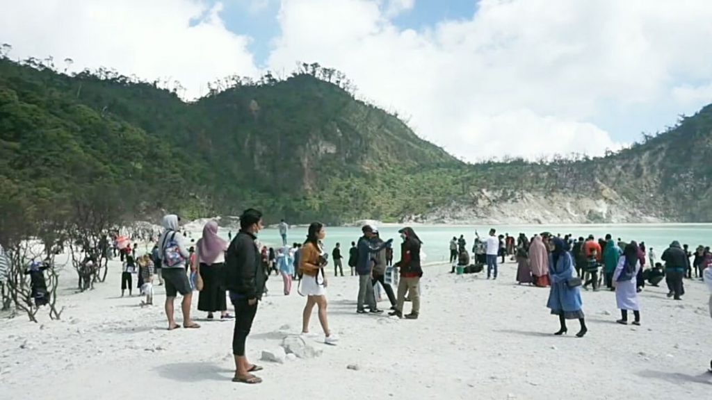 Kawah Putih Diserbu Wisatawan