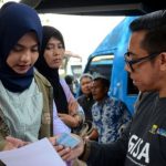 PERIKSA PENDATANG BARU: Petugas Dinas Kependudukan dan Catatan Sipil (Disdukcapil) Kota Bandung saat menggelar operasi yustisi di Teriminal Cicaheum, Kota Bandung, kemarin (22/6). Operasi yustisi dilakukan guna mendata para pendatang yang masuk dan menetap sementara di wilayah Kota Bandung.