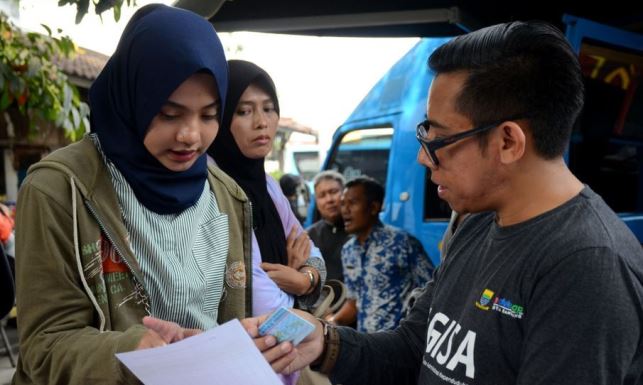 PERIKSA PENDATANG BARU: Petugas Dinas Kependudukan dan Catatan Sipil (Disdukcapil) Kota Bandung saat menggelar operasi yustisi di Teriminal Cicaheum, Kota Bandung, kemarin (22/6). Operasi yustisi dilakukan guna mendata para pendatang yang masuk dan menetap sementara di wilayah Kota Bandung.