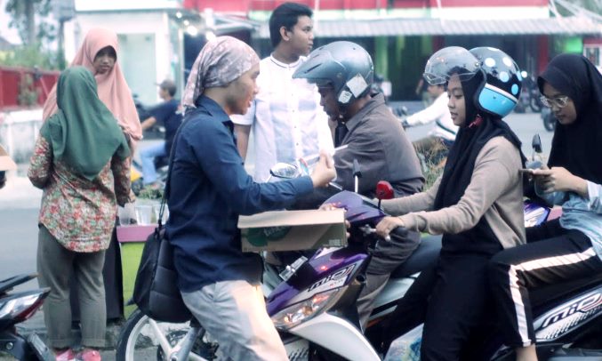 Pegiat Medsos Berbagi Takjil Gratis Pegiat Medsos Berbagi Takjil Gratis