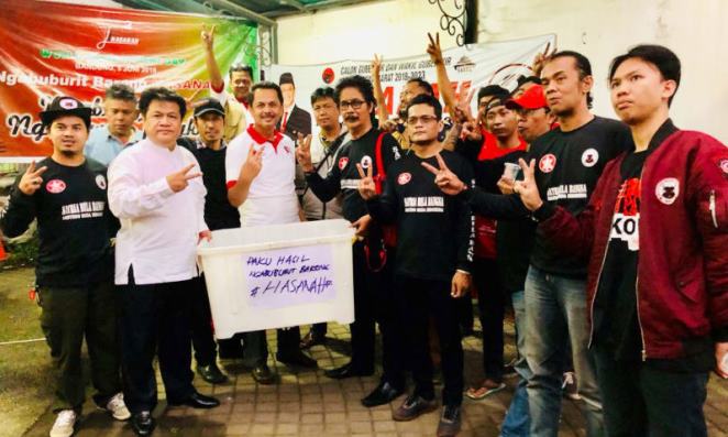 Relawan Hasanah Cabut Paku di Pohon