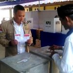 Camat Jatiluhur dan istri Hj.Tuti Rohani memberikan hak suaranya di TPS 08 Kp.Cilegong Desa Cilegong Kecamatan Jatiluhur, kemarin (27/06)