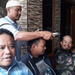 Relawan akur gunduli kepala