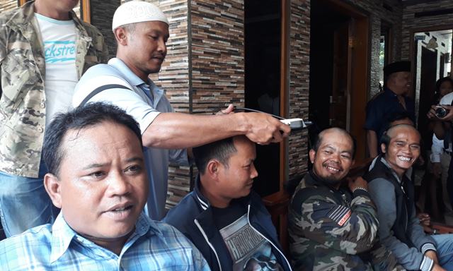 Relawan akur gunduli kepala