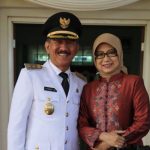 BERSAMA ISTRI:  Pelaksana Tugas (Plt) Bupati Bandung Barat Yayat T. Soemitra saat berfoto bersama dengan istri Dwina Candraasih di Ngamprah.