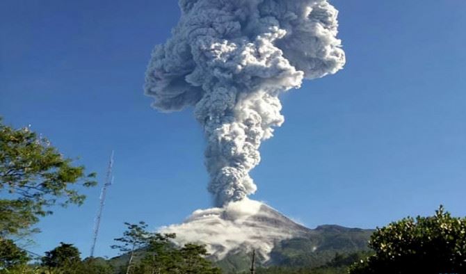 Merapi Erupsi, Ribuan Warga Selo Mengungsi Merapi Erupsi, Ribuan Warga Selo Mengungsi