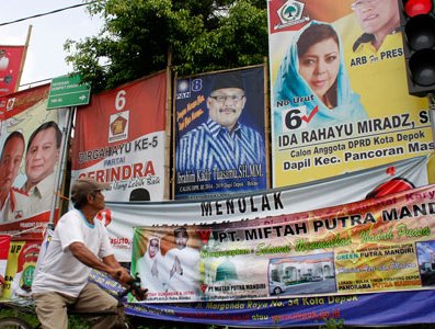 Caleg Koruptor, Tunggu Keputusan Pusat