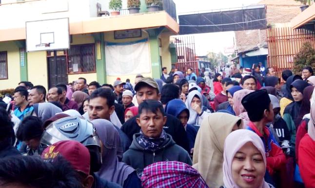 Ngantre dari Subuh, Hari Kedua Orangtua Siswa Serbu Sekolah