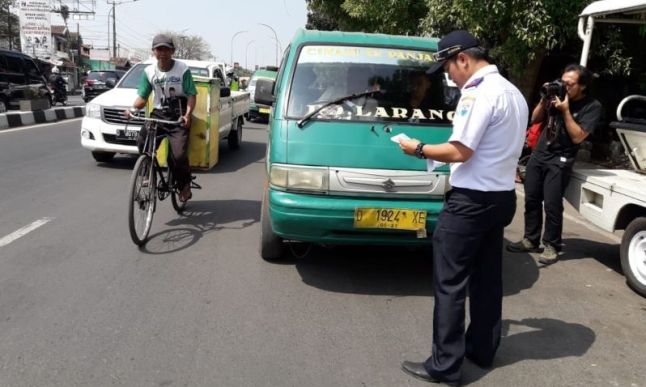 Lakukan Tilang 24 Kendaraan Umum