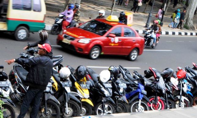 Banyak Wisatawan Terjebak di Parkir Liar