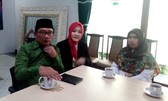 Simbol Kemunduran Demokrasi