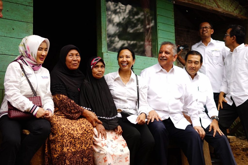 Di Tasikmalaya, Menteri Rini Pastikan Rumah Tangga Kurang Mampu Bisa Menikmati Listrik