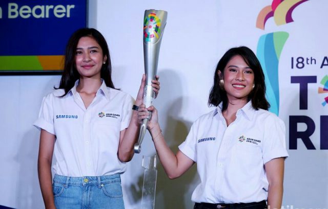 Dian dan Mikha Bawa Kirab Obor