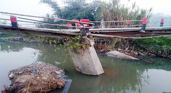 Jembatan Desa Caringin Nyaris Roboh Jembatan Desa Caringin Nyaris Roboh