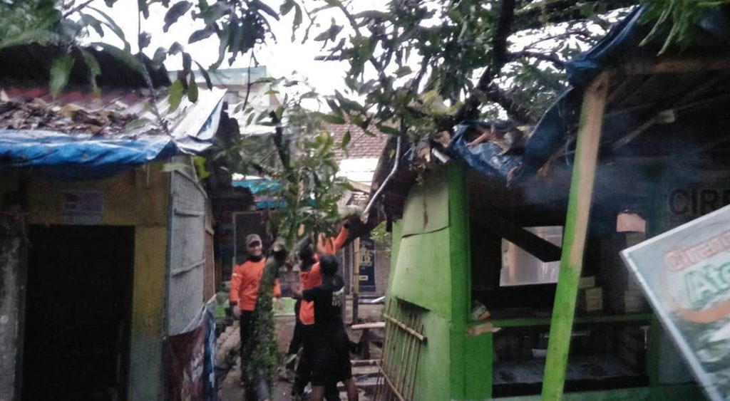 Hujan Sekali Sudah Membuat Rumah Rusak
