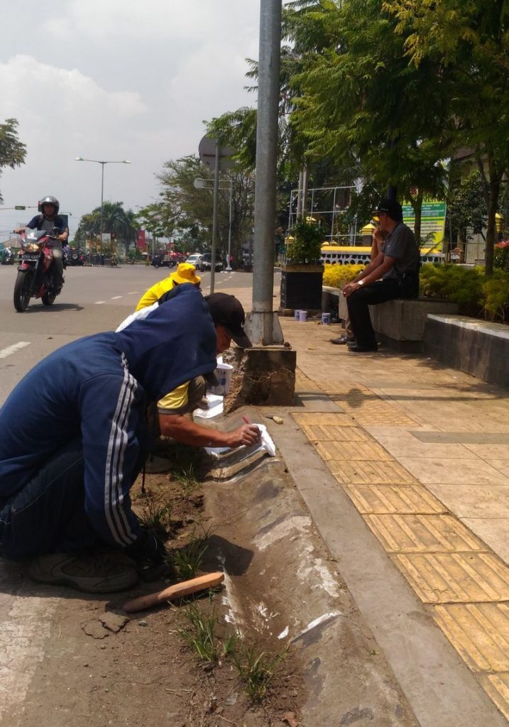 Perbaikan Trotoar di Soreang Tidak Becus