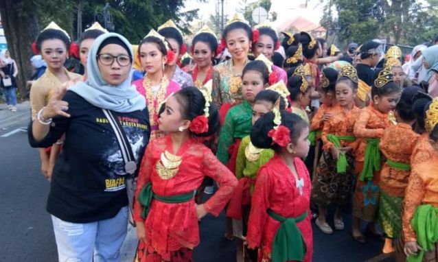 Jaipongan Dibawakan Ribuan Penari