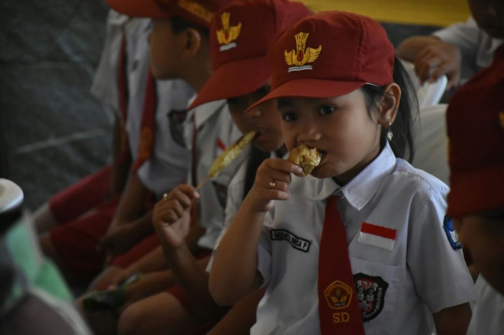 Bagikan Gerobak Jajanan